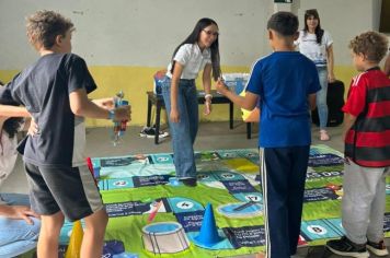 Jogo “Trilhas do SAAE” trabalha educação ambiental com crianças em Viçosa