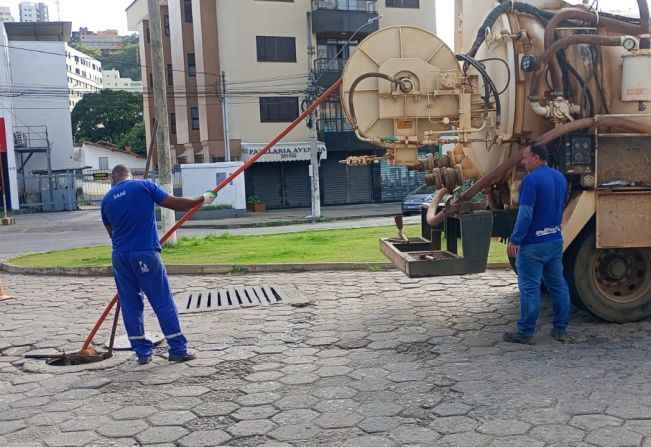 Diretoria de Manutenção de Água e Esgoto realiza limpeza preventiva nas redes do Centro
